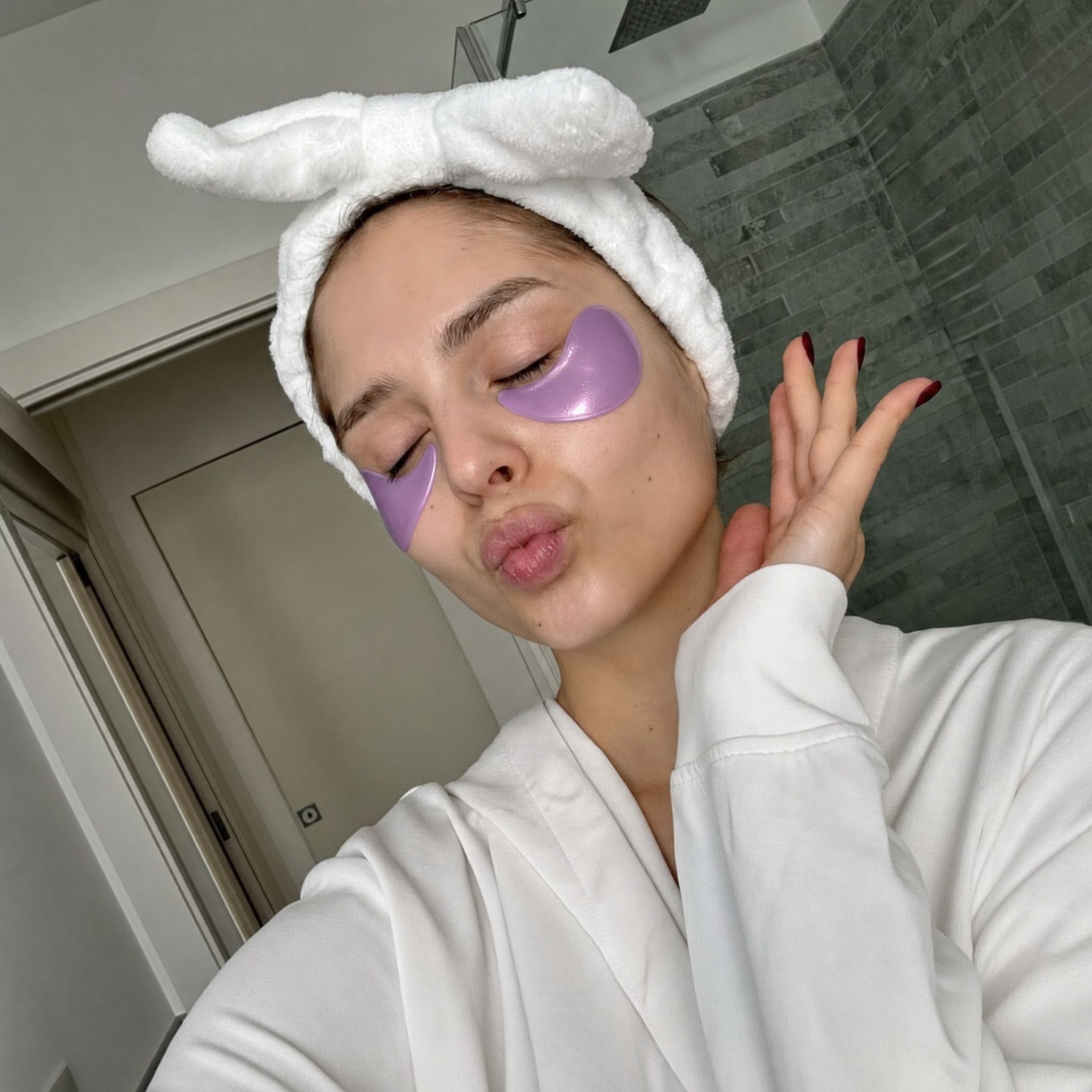 Woman wearing Avella revitalizing eye patches